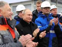 Путин открыл движение по скоростной трассе из Москвы в Санкт-Петербург