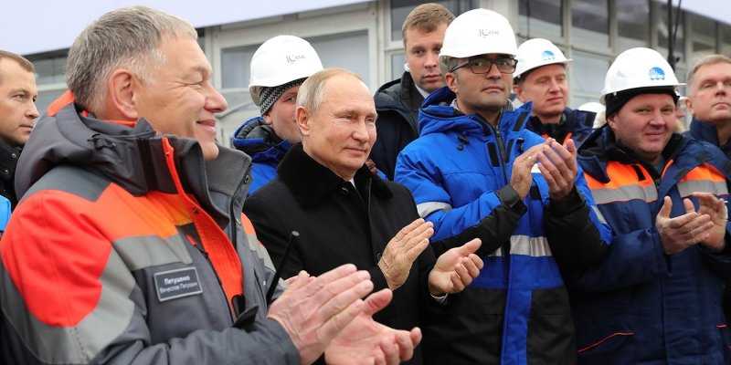 
                                    Путин открыл движение по скоростной трассе из Москвы в Санкт-Петербург
                            