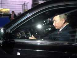 Путин прокатил президента Казахстана на лимузине Aurus