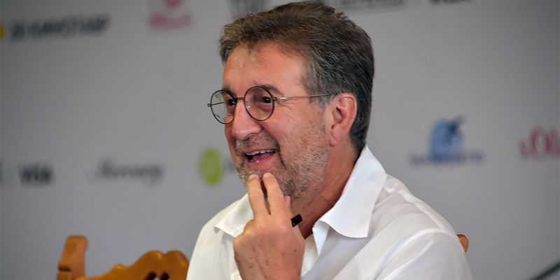 
                                    С Ярмольника хотят взыскать 800 тысяч рублей за ДТП с машиной ФСО
                            