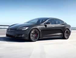 Tesla сделала электрокар Model S мощнее для конкуренции с Porsche Taycan