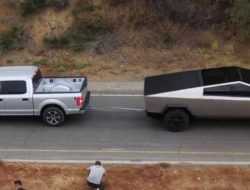 Видео: пикап Tesla и Ford F-150 сыграли в перетягивание каната