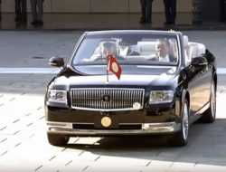 Видео: роскошный кабриолет Toyota возглавил императорский кортеж в Токио