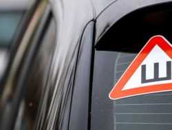 Власти разъяснили, надо ли клеить знак «Шипы» этой зимой