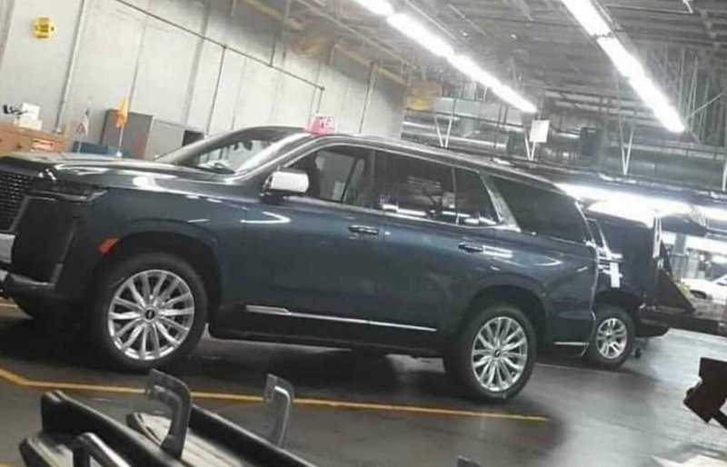 
                                    Дизайн нового Cadillac Escalade рассекретили до премьеры
                            