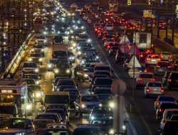 Московские власти рекомендовали водителям пересесть на метро из-за пробок