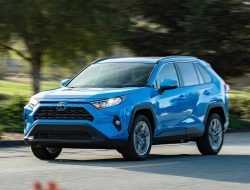 Новую Toyota RAV4 назвали «Автомобилем года»