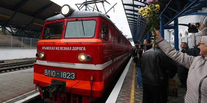 
                                    Первый пассажирский поезд прибыл в Севастополь через Крымский мост
                            