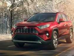 Toyota впервые за последние 10 лет стала автомобилем года в Японии