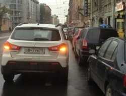 В Госдуме предложили наказывать водителей за злоупотребление «аварийкой»