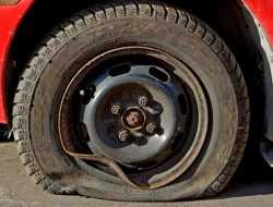 В Подмосковье злоумышленник проколол колеса 76 автомобилей