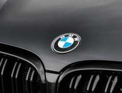 В России начали скупать дорогие автомобили