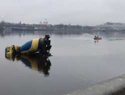 Видео: бетономешалка упала в Неву в Санкт-Петербурге