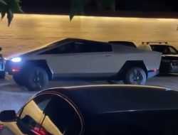 Видео: Илон Маск сбил ограждение за рулем Tesla Cybertruck