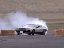 Видео: машина из «Назад в будущее» устроила беспилотный дрифт