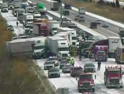 Видео: в США из-за гололеда в массовую аварию попало более 50 машин