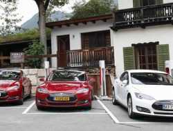 Электрокары Tesla научат разговаривать с пешеходами