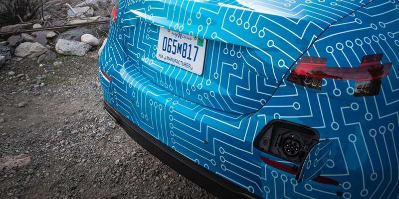 
                                    Mercedes анонсировал обновленный E-Class
                            