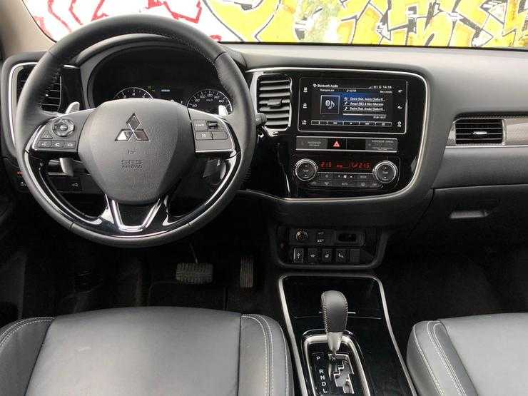 Меряемся креслами: сравнительный тест-драйв семиместных Mitsubishi Outlander и Mazda CX-9