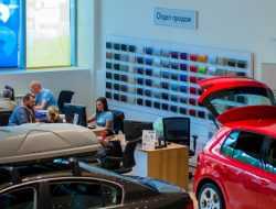 От Lada до Mercedes-Benz: в январе автокомпании массово повысили цены