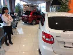 Почему в России стремительно падают продажи новых автомобилей