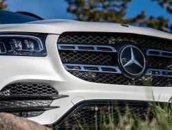 Премиальные автомобили в России покупают лучше машин массового сегмента