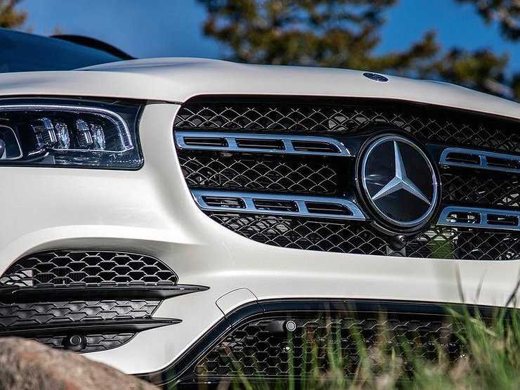 Премиальные автомобили в России покупают лучше машин массового сегмента