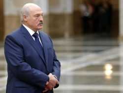 «Приеду на Tesla, поставлю рядом». Лукашенко — о белорусском электрокаре