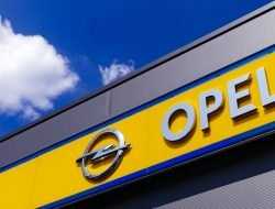 PSA начнет экспортировать автомобили Opel из России