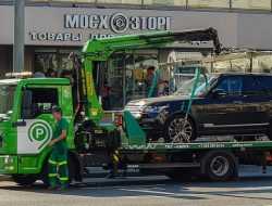 Власти Москвы назвали число эвакуированных автомобилей без номеров
