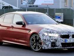 BMW вывела на тесты обновленный седан M5
