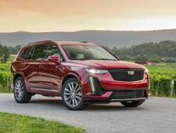 Cadillac назвал российские цены на большой кроссовер XT6