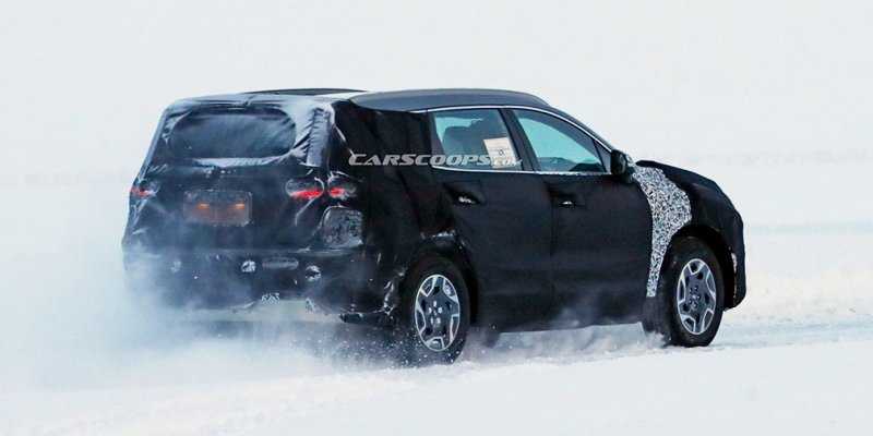 Hyundai вывел на тесты обновленный Santa Fe