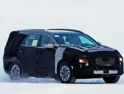 Hyundai вывел на тесты обновленный Santa Fe