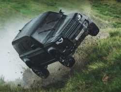 Land Rover Defender в новой части бондианы: прыжки и гонки по болоту