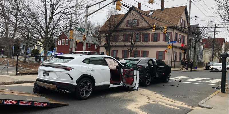 
                                    Подростки угнали два Lamborghini Urus и столкнулись друг с другом
                            