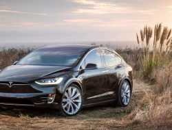 Tesla отправит в ремонт 15 тысяч кроссоверов Model X