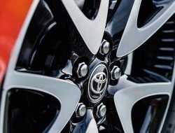 Toyota дразнит тизером нового полноприводного кроссовера