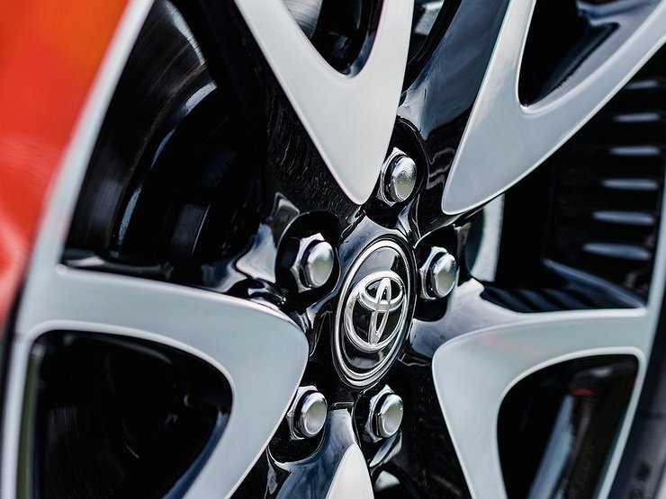 Toyota дразнит тизером нового полноприводного кроссовера