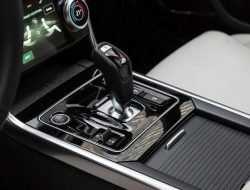 В России стали чаще покупать автомобили с АКП