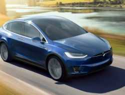 Видео: кроссовер Tesla совершил прыжок в стиле ралли