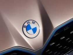 BMW представил новый минималистичный логотип