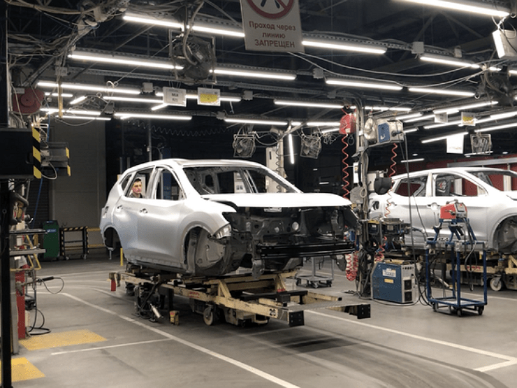 Nissan сокращает объемы производства в России