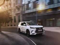 В России стартовали продажи самого дорогого внедорожника Lexus LX