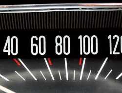 Зачем на спидометрах машин имеются красные риски