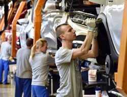 На грани нищеты: сколько получают рабочие на российских автозаводах