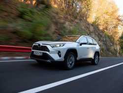 Самоизоляция в автомобиле: длительный тест-драйв Tоyota RAV4 с мотором 2.0 AWD