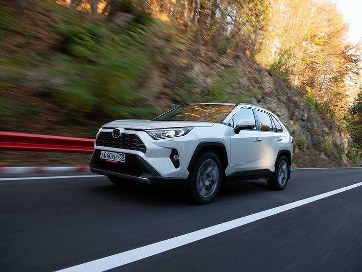 Самоизоляция в автомобиле: длительный тест-драйв Tоyota RAV4 с мотором 2.0 AWD