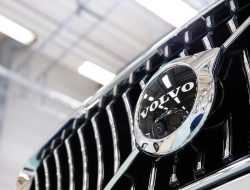 Volvo возобновила работу головного завода и ряда офисов
