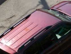 Для чего у кроссоверов и внедорожников крышу делают не гладкой, а рифленой